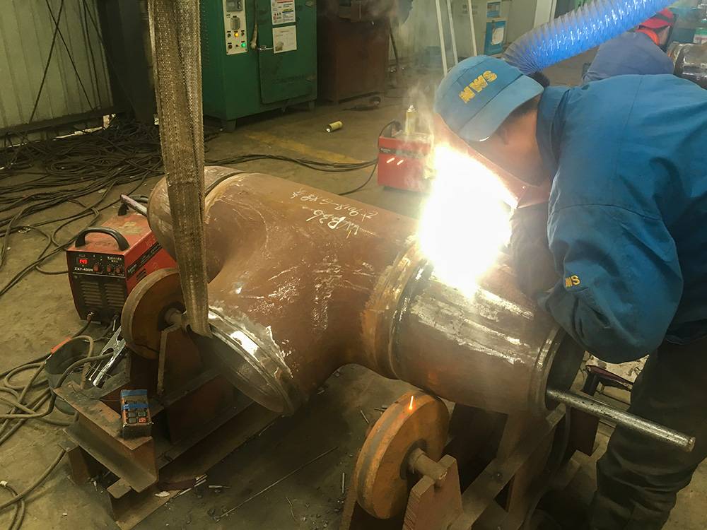异径三通焊接现场